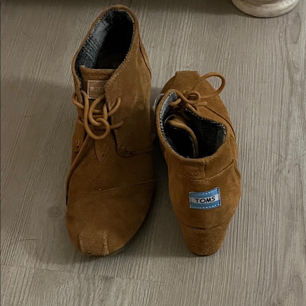 TOMS Women’s Tan Wedge Boots Sz 8.5
Boho Western Country good condition